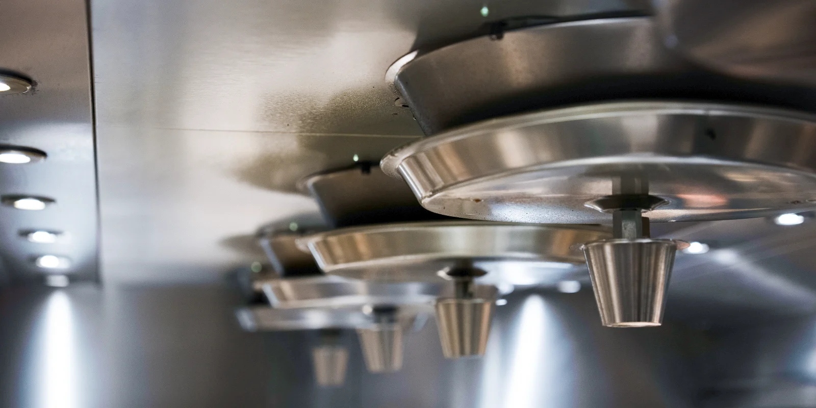 EcoJet afzuigkappen met TurboSwing in een professionele keuken, gefotografeerd voor Tessu Nu-Air Systems